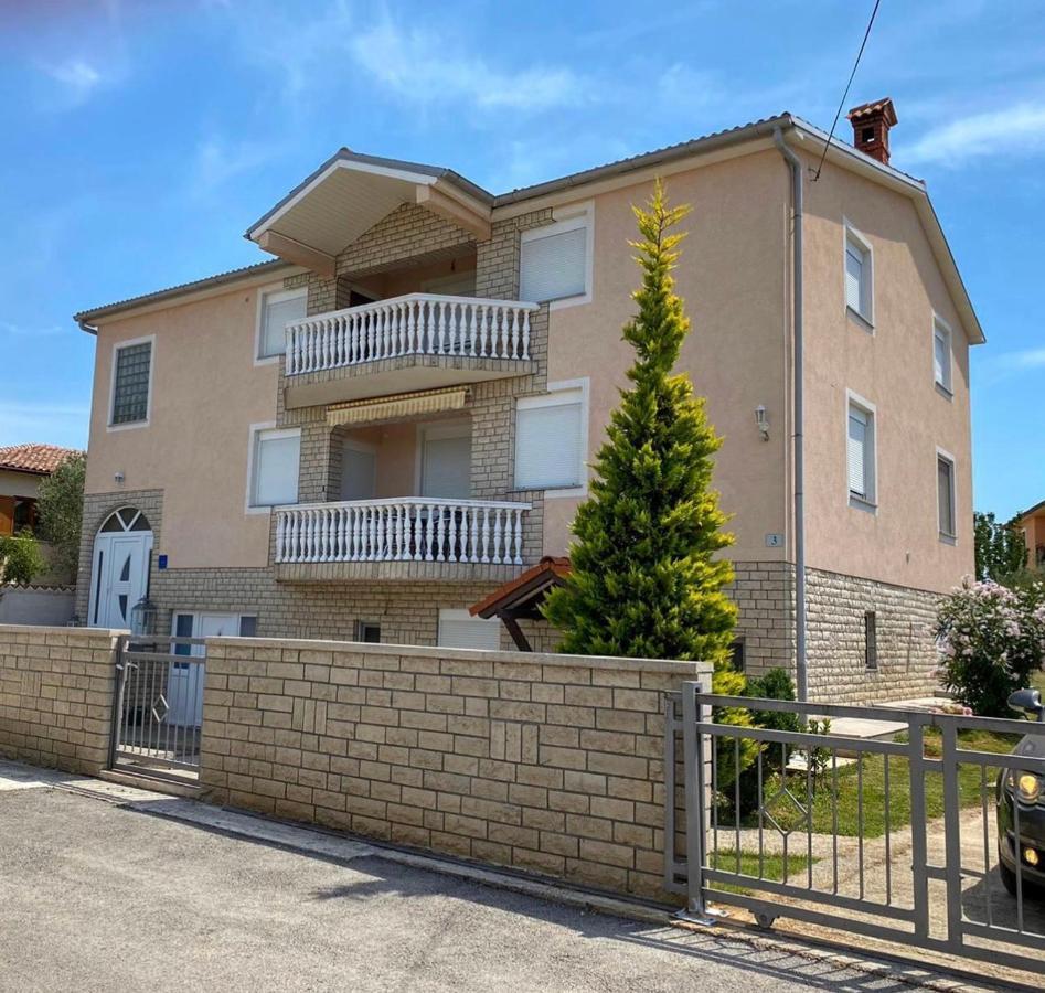 Apartments Ban Galižana エクステリア 写真